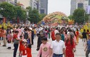 Người dân đổ về check-in, đường hoa Nguyễn Huệ chật cứng