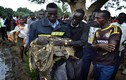 Khoảnh khắc cứu sống em bé khỏi xác máy bay rơi ở Nam Sudan