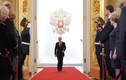 Vì sao Tổng thống Putin có dáng đi “tay vung, tay cứng“?