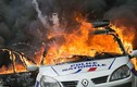 Hình ảnh người biểu tình đốt cháy xe cảnh sát Pháp