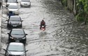 Đường phố Bangkok biến thành sông do mưa lớn kỷ lục