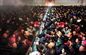 Cảnh chen chúc mua vé tàu về quê ăn Tết ở Trung Quốc 