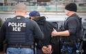 Ảnh hàng trăm người nhập cư bị bắt sau sắc lệnh của ông Trump