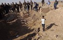 Kinh hoàng bên trong hố chôn tập thể của IS ở Iraq