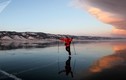 Ngoạn mục cảnh hồ nước sâu nhất thế giới đóng băng