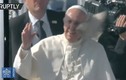 Giáo hoàng Francis bị ném đồ vào mặt giữa đám đông ở Chile