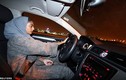 Hình ảnh phụ nữ Ả-rập Xê-út vui mừng lái xe giữa đêm