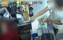 Video: Nữ nhân viên khiến tên cướp có dao sợ hãi chạy trối chết