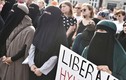 Bị cấm đeo mạng che mặt, dân Đan Mạch đổ ra đường biểu tình
