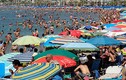 Châu Âu vật vã vì nắng nóng kinh hoàng, dân đổ xô ra biển