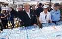 Vợ chồng Tổng thống Trump phát đồ uống cho người dân vùng bão