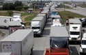 Chuyện khó tin, hàng ngàn xe tải “kẹt cứng” ở biên giới Mỹ-Mexico