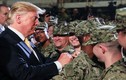 Hành động "lạ" của Tổng thống Trump khi thăm binh sĩ tại Nhật