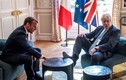 Thủ tướng Anh gây sốc vì gác chân khi gặp Tổng thống Pháp