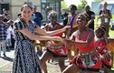 Thăm Nam Phi, Công nương Anh gây sốt vì hành động "lạ"