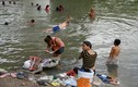 Cảnh dân nhập cư sống tạm bợ, tắm sông ở Mexico