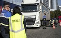 Pháp tìm thấy hàng chục người nhập cư còn sống trong xe tải