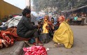 Cuộc sống người vô gia cư ở thủ đô Ấn Độ: Đốt rác sưởi ấm vì lạnh