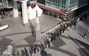 Video: Hàng nghìn người rồng rắn xếp hàng cả cây số mua khẩu trang ở Hàn Quốc