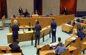 Mệt mỏi vì chống Covid-19, Bộ trưởng Y tế Hà Lan ngã khụy khi đang họp