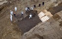Cận cảnh nghĩa trang tập thể chôn cất người tử vong vì COVID-19 ở New York