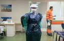 COVID-19: Nhân viên y tế dùng túi rác, áo mưa thay đồ bảo hộ