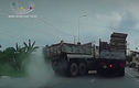 Video: Xe tải mất kiểm soát, gỗ suýt văng trúng người đi đường
