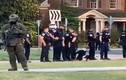Cảnh sát Mỹ bắt giữ, nhổ nước bọt vào người biểu tình?
