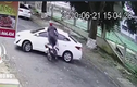 Video: Tài xế xe máy phóng nhanh đâm vào ôtô đang quay đầu