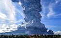 Cảnh hãi hùng núi lửa Indonesia “thức giấc”, phun trào khói bụi