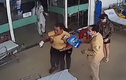 Video : Bệnh nhân bất ngờ đấm vào mặt bác sĩ