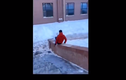 Video: Chàng trai ngã sấp mặt vì chơi dại