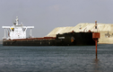 Hàng trăm tàu di chuyển qua kênh đào Suez vừa được khơi thông