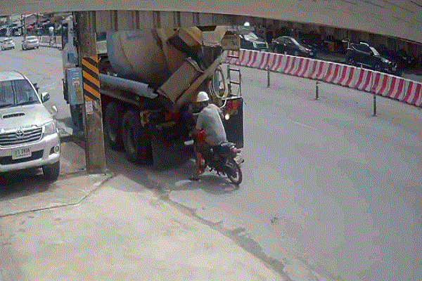 Video: Đứng sau xe trộn bê tông, người đàn ông suýt bị cán trúng