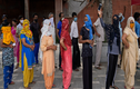 Cảnh người dân nông thôn Ấn Độ xếp hàng dài tiêm vắc xin COVID-19