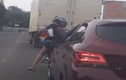 Video: Bẻ gương ô tô sau tranh cãi, cô gái nhận ngay kết đắng