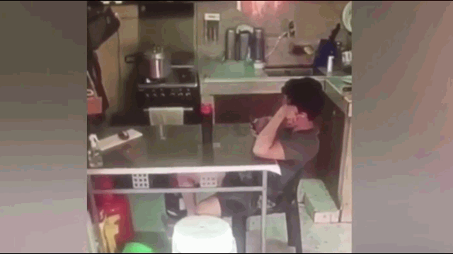 Video: Nồi áp suất bất ngờ bay khỏi bếp khiến nam thanh niên hoảng sợ
