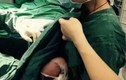 Ấn tượng nữ y tá cho bệnh nhi bú trước phẫu thuật