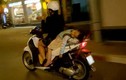Đùa với tử thần: Mẹ chở con nằm ngủ sau xe máy