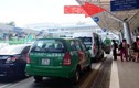 Ô tô sẽ bị cẩu nếu đỗ quá 3 phút ở sân bay Tân Sơn Nhất