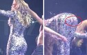 Jennifer Lopez bị rách trang phục trên sân khấu