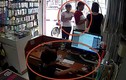 Video hai phụ nữ dàn cảnh để cậu bé trộm Iphone ở Hà Nội