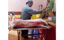 Đem nguyên con lợn sống vào chùa cúng Phật, rồi xẻ thịt nấu cỗ