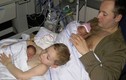 Đáng yêu hình ảnh hai cha con ôm 2 bé song sinh