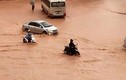 Ảnh: Quảng Ninh “thất thủ” sau mưa lớn, dân dùng phao bơi qua đường