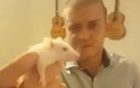 Thanh niên Úc ăn đầu chuột sống, phát video lên Facebook