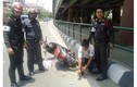 Cảnh sát đạp ngã người vi phạm “phiên bản Thái Lan” 
