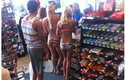Nhức mắt cảnh 3 gái trẻ diện bikini hở bạo đi mua đồ 