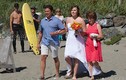Thủ tướng Canada cởi trần lọt vào ảnh đám cưới của người dân