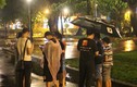 Game thủ đội mưa, vật vờ săn Pokemon giữa đêm Sài Gòn